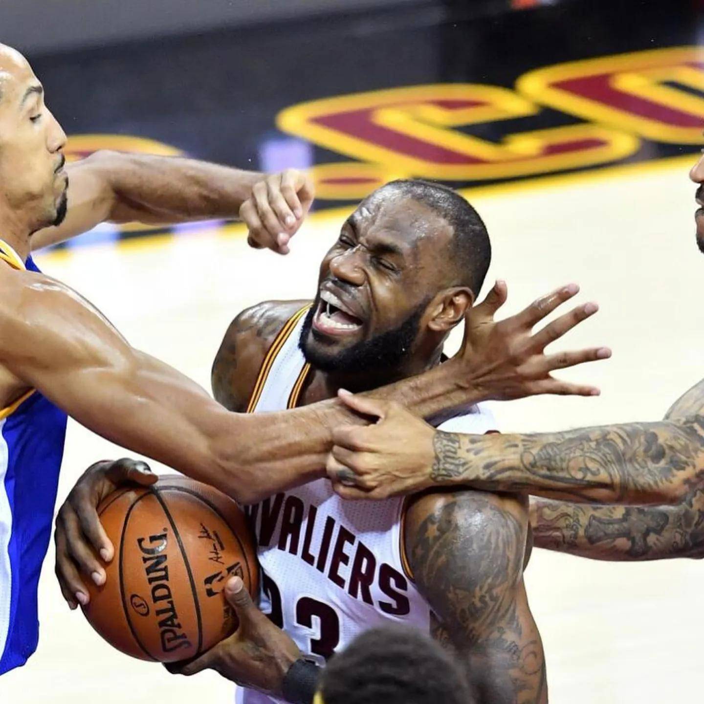 九游会-詹姆斯与90激战独行侠分钟，爆冷胜负难料！，蒂姆焦点对战赛场气氛高涨(詹姆斯对阵各队最高分)